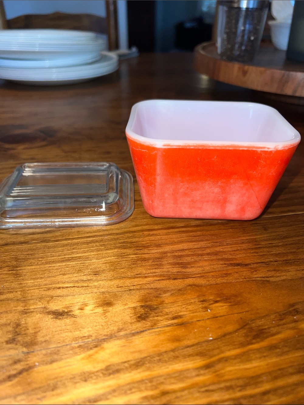 Pyrex red container with top - Picture 2 of 3